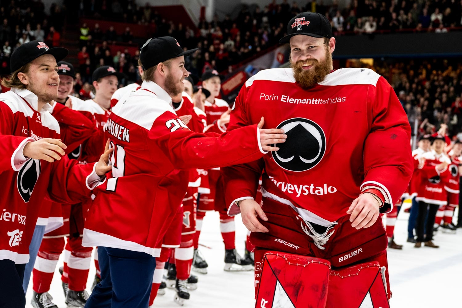"Saimme tosi hienon tarinan päätökseen" – Maalivahti Topias Rovio torjui Ässät U20:n mestariksi ja pokkasi MVP-palkinnon