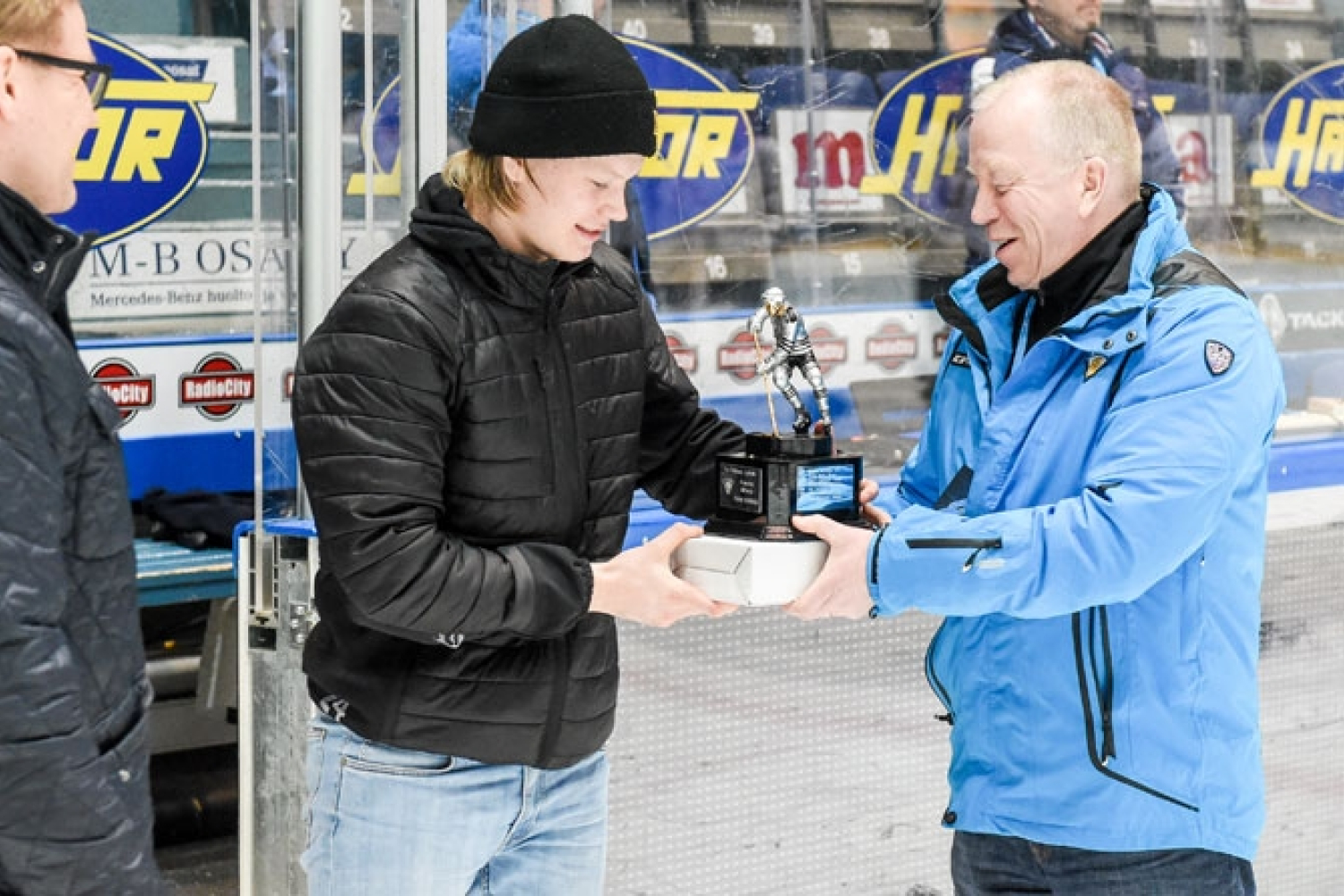 B-nuorten SM-sarjan kauden 2016-17 palkitut pelaajat ja tähtikentät