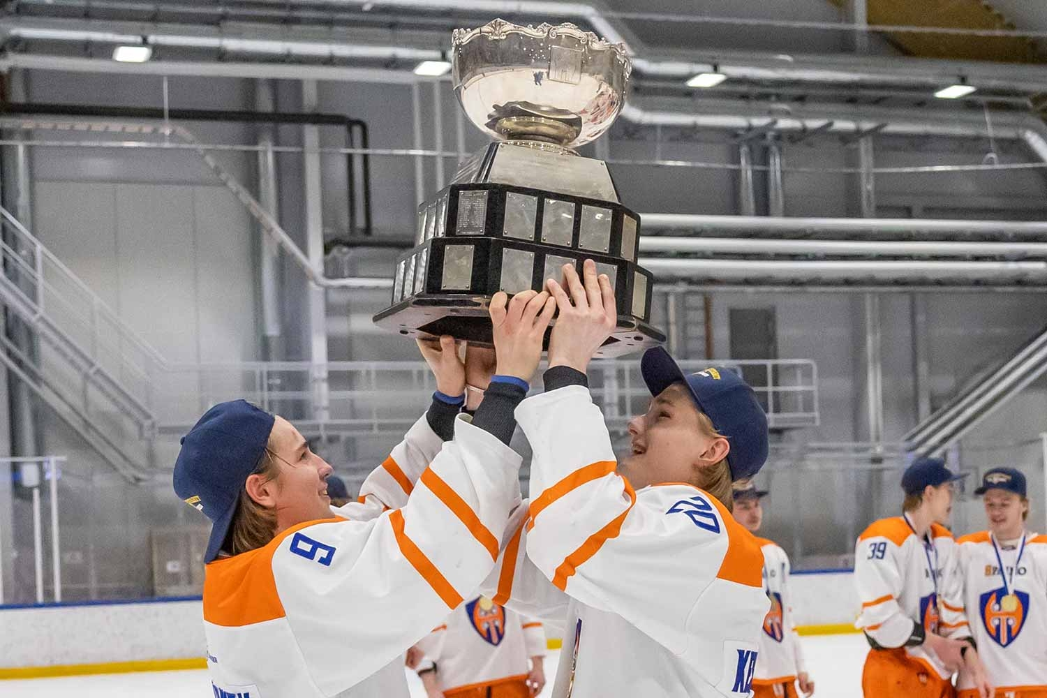 Legacy Bowl -pokaali kohti kattoa! Näin Tappara juhli U20 SM:n Suomen mestaruutta