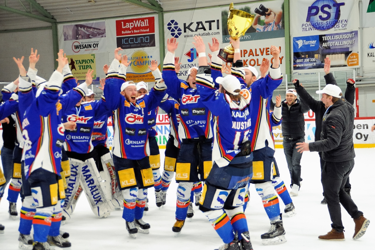 Näin JHT juhli Suomi-sarjan voittoa - Kuvia Kalajoelta