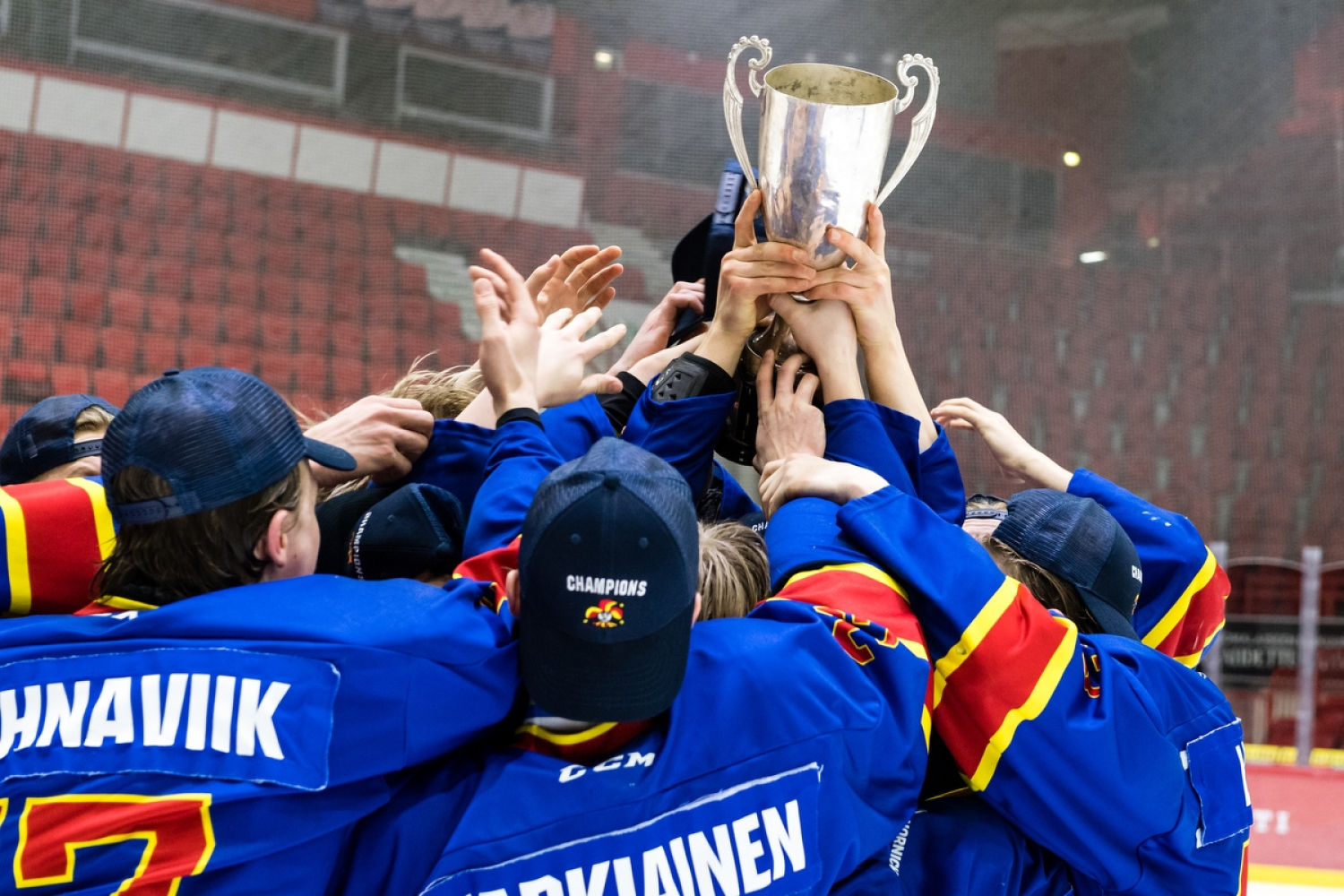 Mestaruuslippikset jakoon! Näin Jokerit juhli B-nuorten Suomen mestaruutta