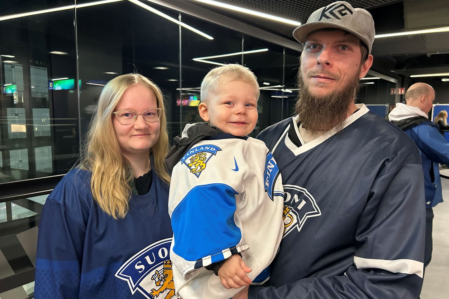 Taivalkosken perheessä jääkiekko näkyy ja kuuluu – Myös isänpäivänä