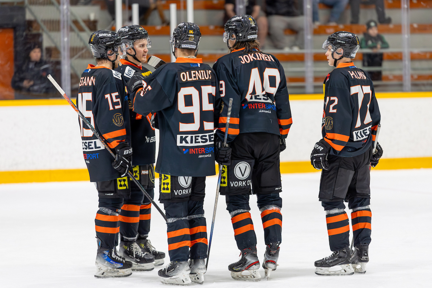 Haukat juhli jatkopaikkaa yli tuhannen katsojan edessä 