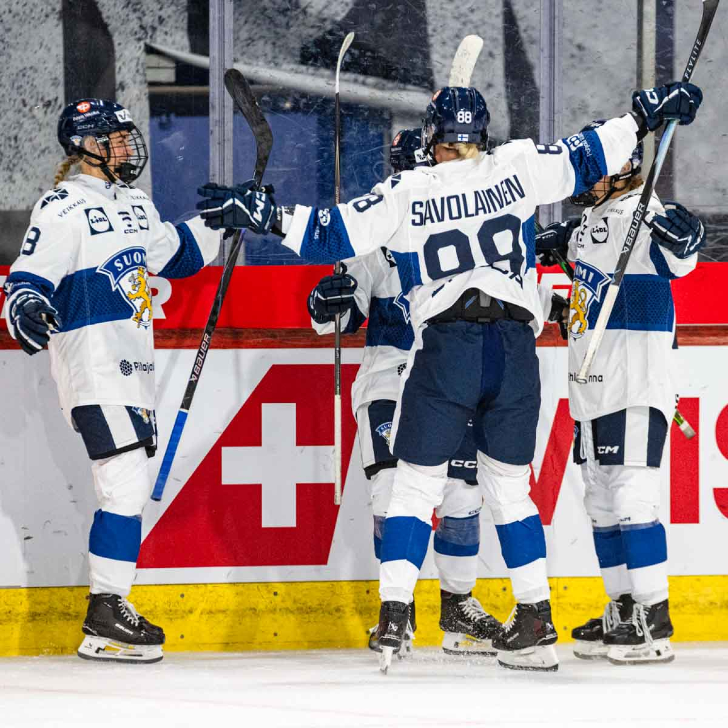 "Nousujohteinen peli" – Naisleijonat kaatoi Ruotsin 5–2 ja jatkaa voittoputkessa WEHT-turnauksessa