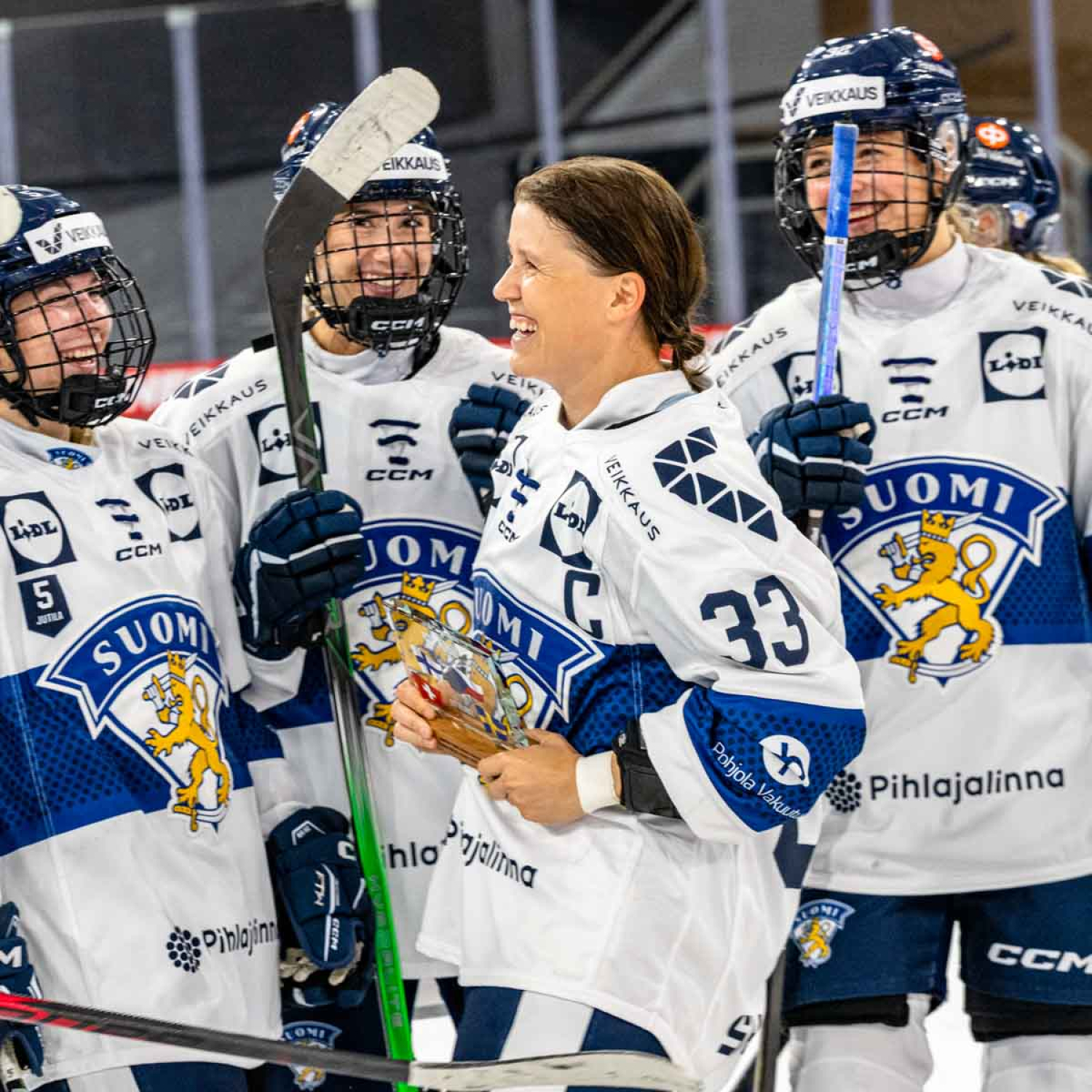 Naisleijonat hurjasteli Sveitsin kumoon 5–0 - Suomelle turnausvoitto puhtaalla pelillä