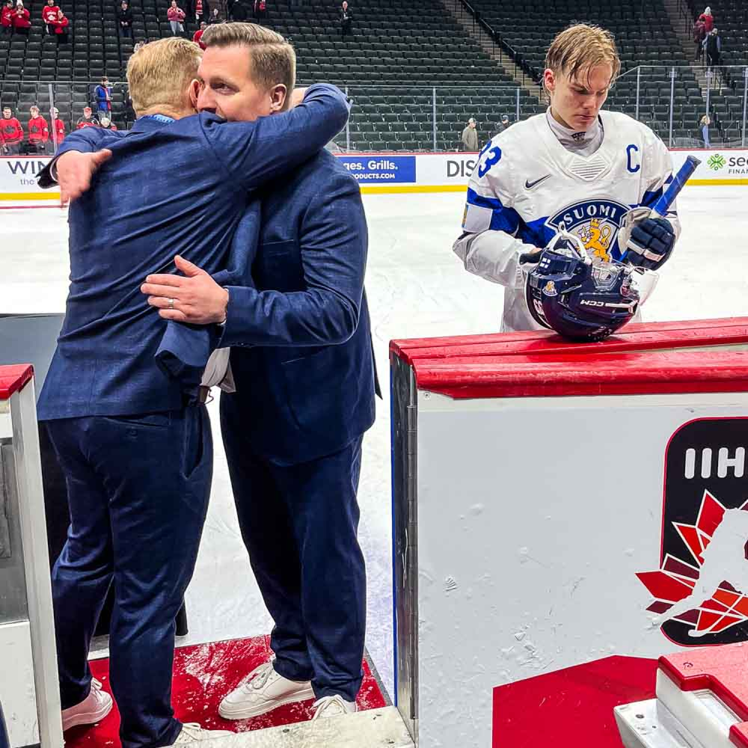 "True leadership" – Kapteeni Kiviharju saatteli joukkueensa kaukalosta viimeisen päälle tyylikkäästi