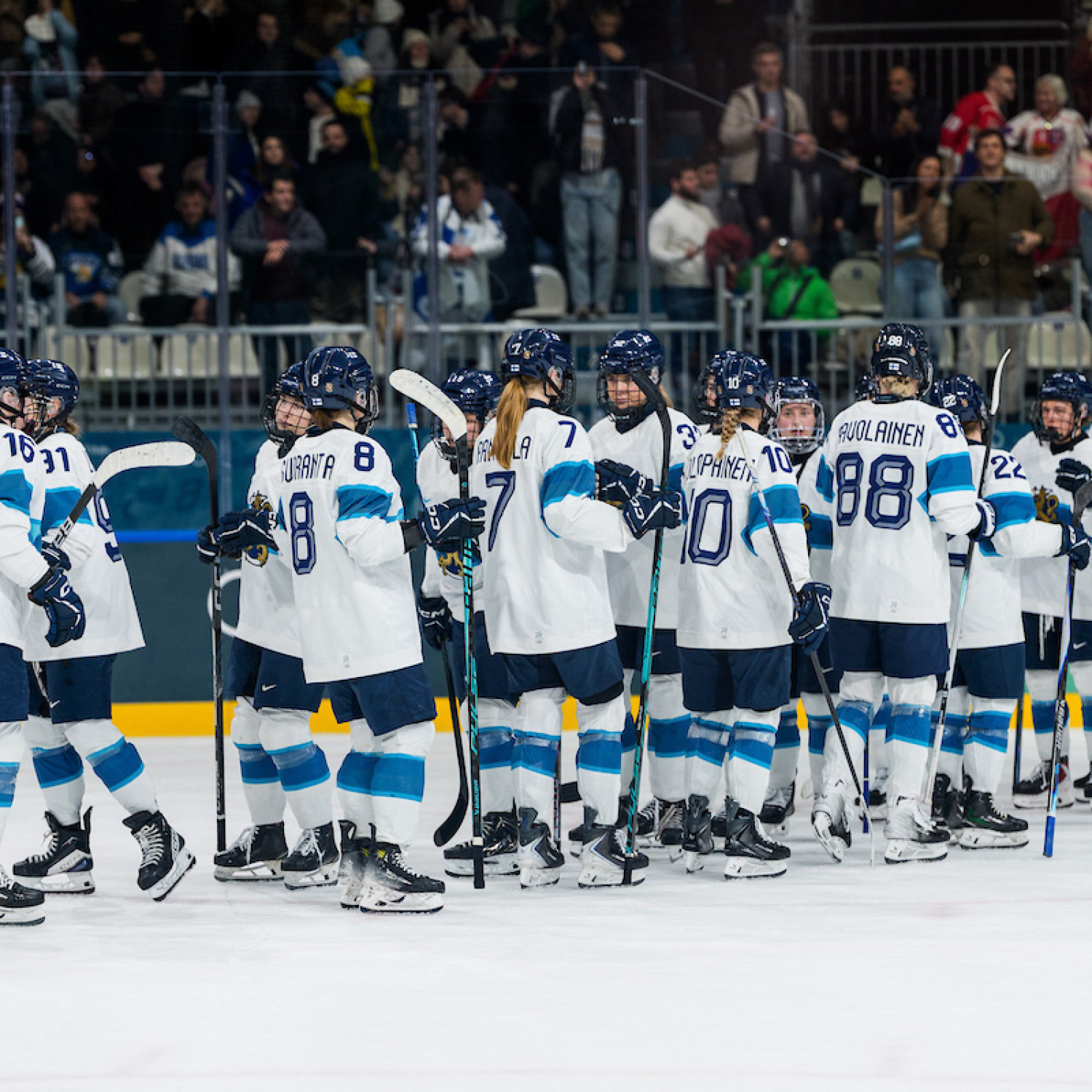 Suomi kohtaa Sveitsin tiistaina kello 22.10 – Naisleijonien kentälliset