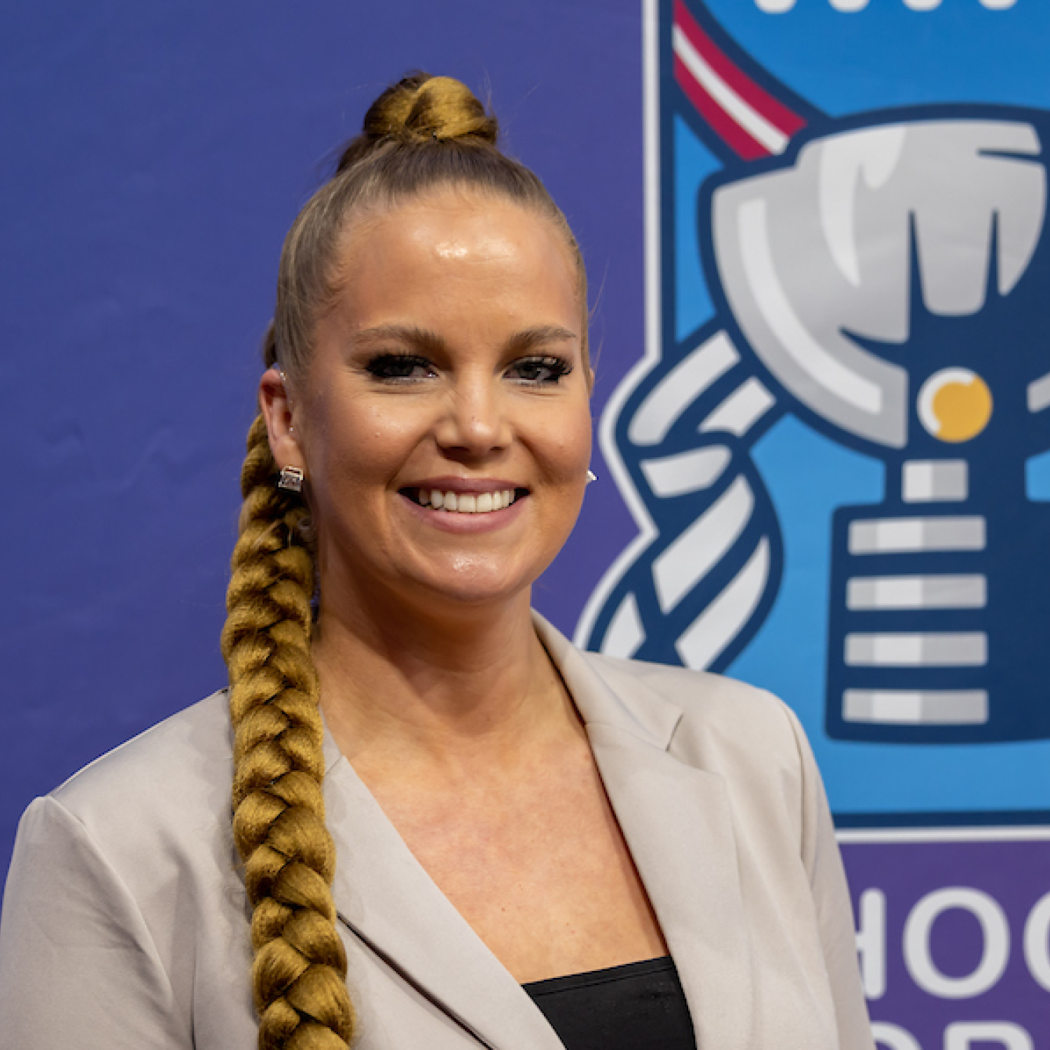 Kohti sadatta jääkiekkomaaottelua – Sara Sulander nostattaa tunnelman Leijonien kevään maaotteluissa Lahdessa ja Kouvolassa