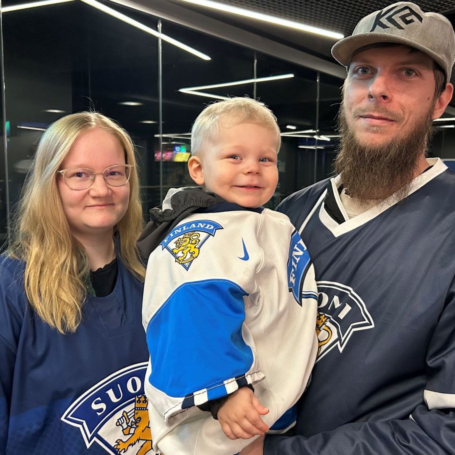 Taivalkosken perheessä jääkiekko näkyy ja kuuluu – Myös isänpäivänä