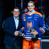 Oliver Suvanto vastaanotti U17-maajoukkueen kauden 2024–25 parhaan pelaajan Tuomo Ruutu -palkinnon