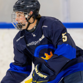 Kiekko-Espoon Vahvaselkä pelaa kovaa ja hyökkää: ”Me jaksetaan työnteon kautta kääntää peli”