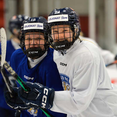 Tyttöleijonat MM-kisa-avaukseen Tshekkiä vastaan  – Suomen kentälliset klo 19.30 alkavaan peliin!