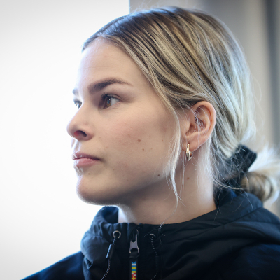 Kiekko-Espoon Kiira Yrjänen odottaa kovaa Ilves-välieräsarjaa: "Enemmän hyökkäyspään uhkaa"