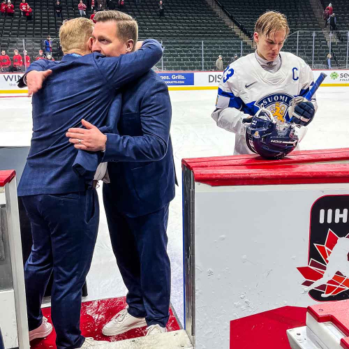 "True leadership" – Kapteeni Kiviharju saatteli joukkueensa kaukalosta viimeisen päälle tyylikkäästi