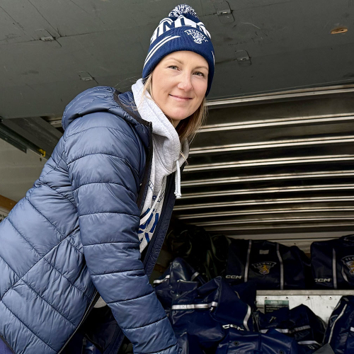 Tyttöleijonien huoltaja Mirca Järvenpää: “Parasta on olla tukena, jotta pelaajat voivat keskittyä peliin”