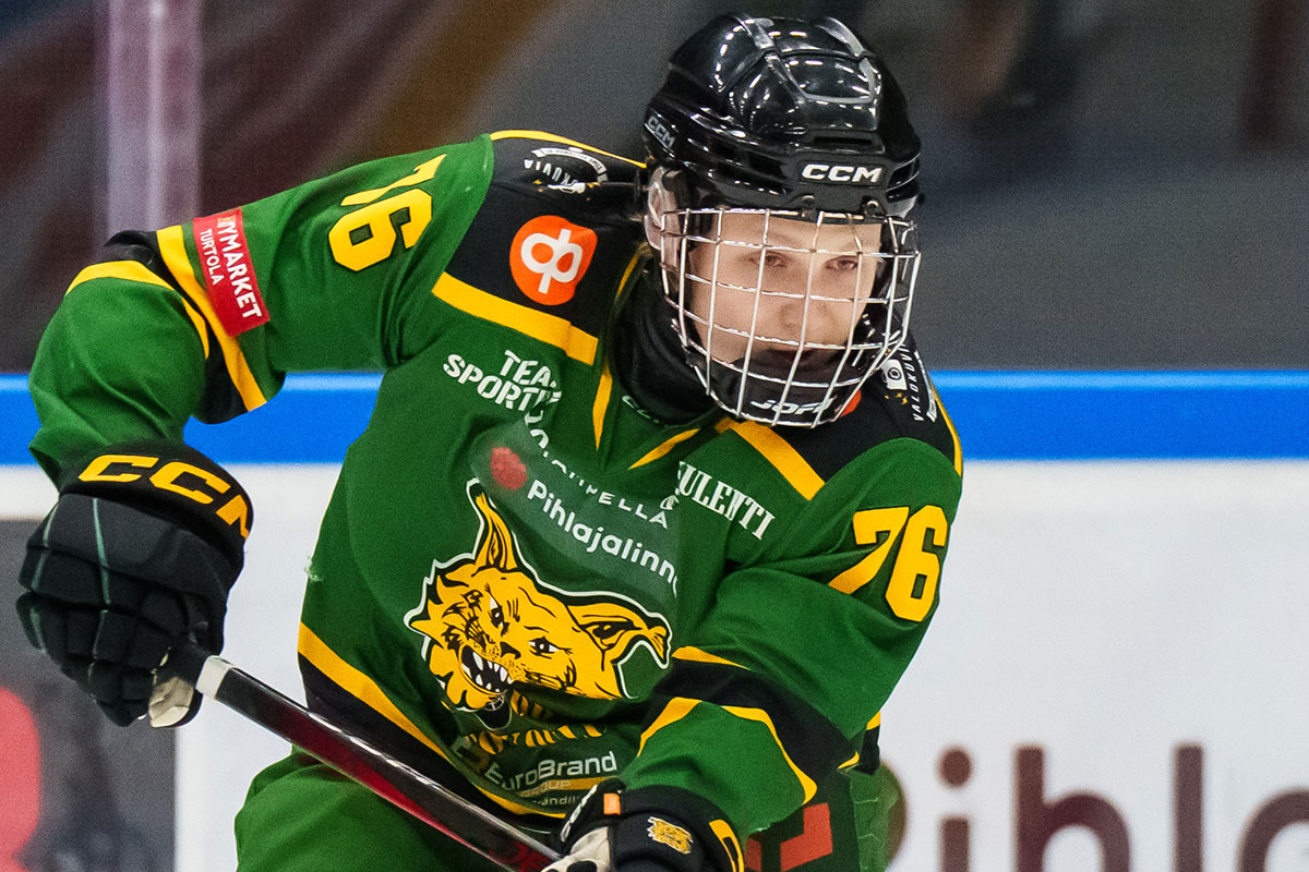 Ilveksen Max Poikela osui lauantaina kolmesti TPS:ää vastaan. (Kuva: Mika Kylmäniemi)