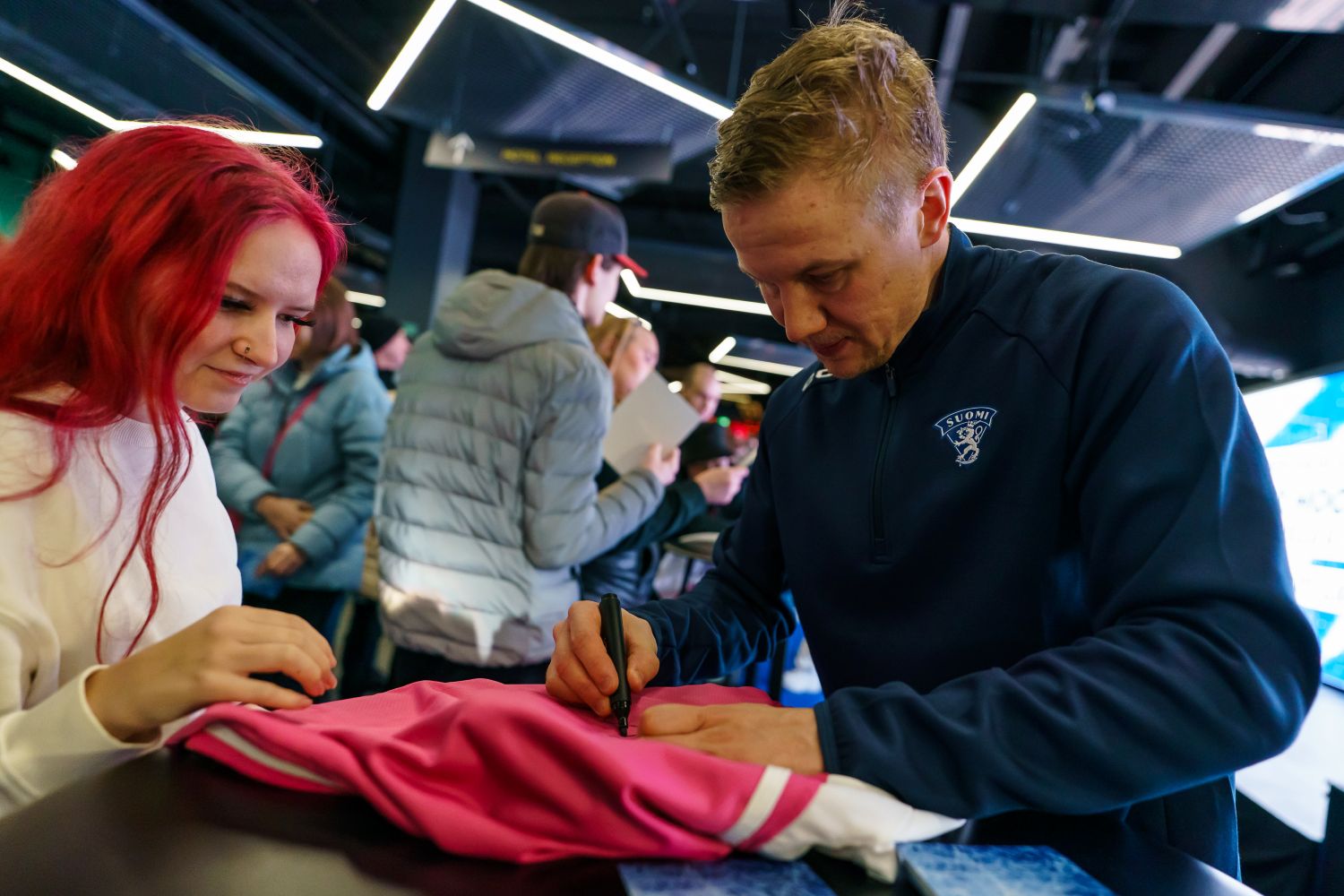 Fani ja jääkiekkoilija meet&greet-tapahtumassa.