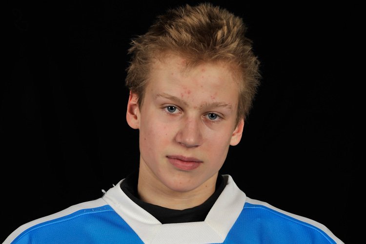 Matias Nisula (kuvassa) palkittiin leirin tähtipelaajana yhdessä Jaakko Hällin kanssa. Nisula_Matias_Huippu_Pohjola_2011_750x500.jpg