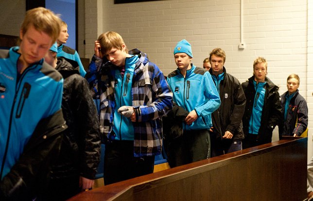 120303_Pelaajat_saliin.jpg
