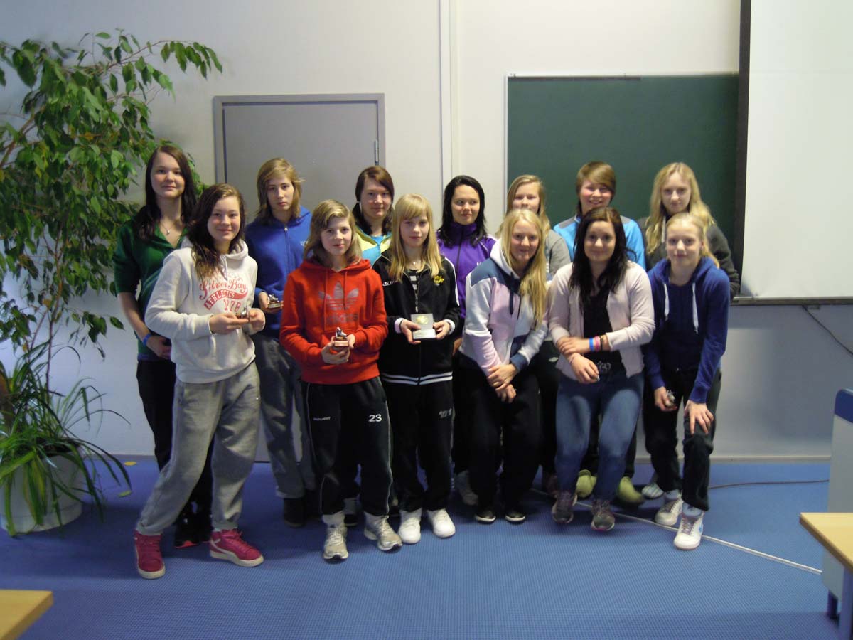 Palkitut pelaajat kuvassa vasemmalta: Anni Keisala, Camilla Reinikainen, Emmi Rakkolainen, Sanni Hakala, Marjut Klemola, Aliisa Vainio, Eveliina Huttula, Lisa Matsson, Jenni Maamäki, Reetta Lindholm, Jessica Pajuniitty, Ella Viitasuo ja Ronja Savolainen. leijonapennut-palkitut-pelaajat.jpg