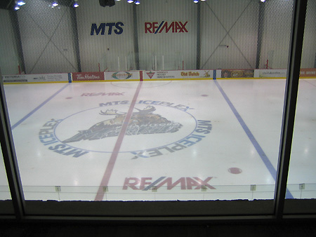 Näkymä halliin. yksi-neljasta-areenasta.jpg