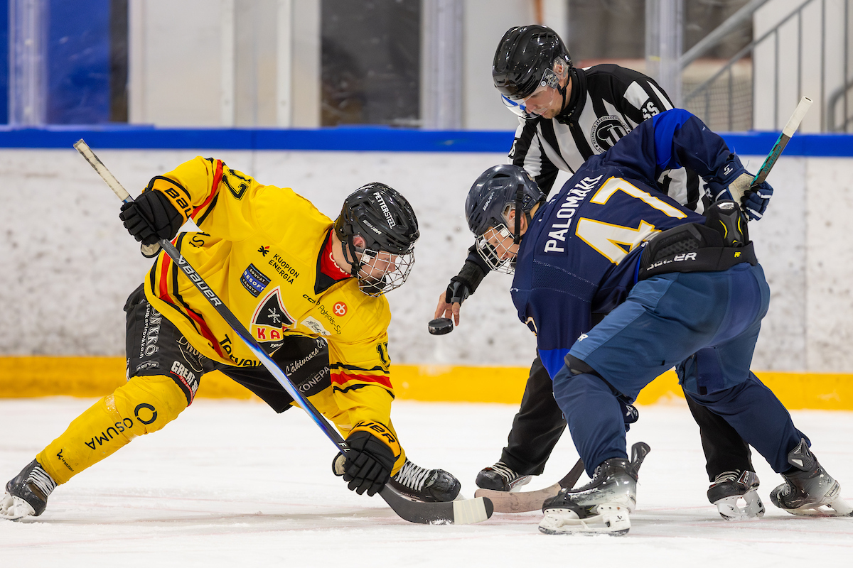 KalPan Otto Tukiainen ja K-Espoon Veeti Palomäki kamppailivat pisteistä sunnuntaina Kuopiossa. (Kuva: Matti Nenonen)